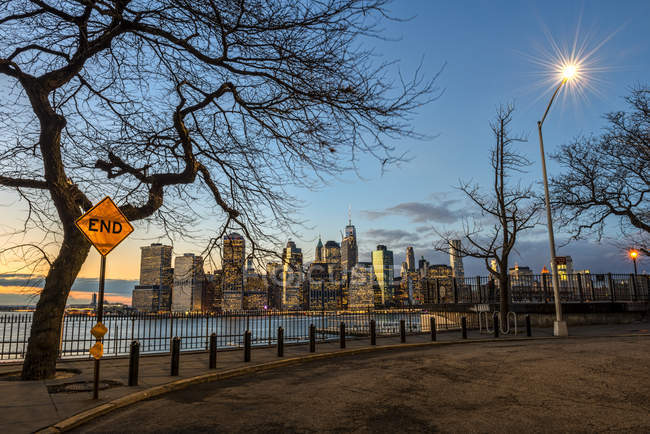 Lower Manhattan Skyline At Twilight, Remsen Street Cul-De-Sac; Brooklyn, Nueva York, Estados Unidos de América - foto de stock