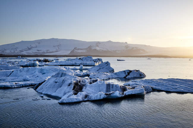 Uma Lagoa Glacial Ao Pôr do Sol; Islândia — Fotografia de Stock