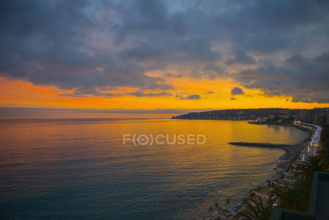 Costa de la Riviera francesa a lo largo del mar Mediterráneo al atardecer; Menton, Costa Azul, Francia - foto de stock