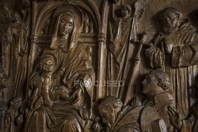 Різьблення на стіну зі сцени з Біблії всередині Церкви — стокове фото