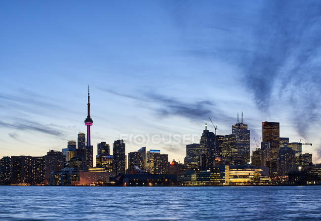 Skyline de Toronto al atardecer con el lago Ontario en primer plano; Toronto, Ontario, Canadá - foto de stock