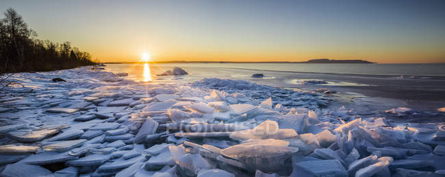 Morceaux de glace sur le lac Supérieur ; Thunder Bay, Ontario, Canada — Photo de stock