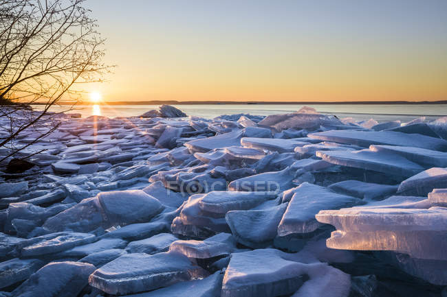 Trozos de hielo en el lago Superior; Thunder Bay, Ontario, Canadá - foto de stock