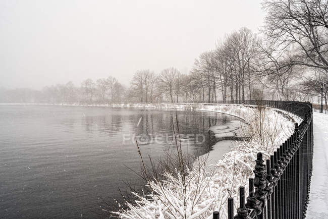 Condiciones de Blizzard By The Jacqueline Kennedy Onassis Reservoir, Central Park; Ciudad de Nueva York, Nueva York, Estados Unidos de América - foto de stock