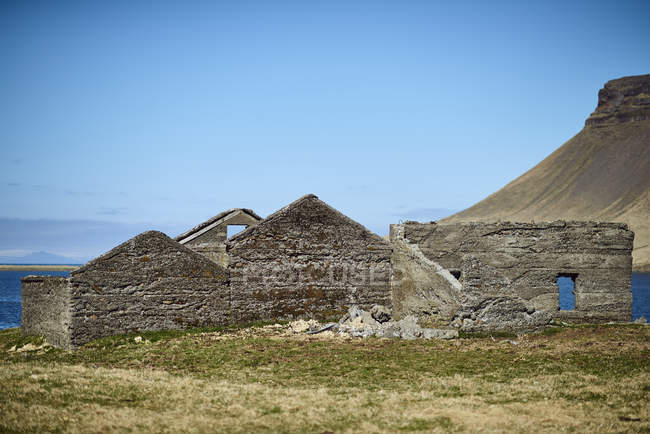 Ruínas de edifícios ao longo da costa, Península de Snaefellsnes; Islândia — Fotografia de Stock