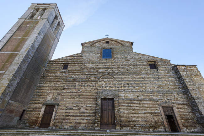 Vista de ângulo baixo da frente da antiga cúpula de Montepulciano com um céu azul; Toscana, Itália — Fotografia de Stock