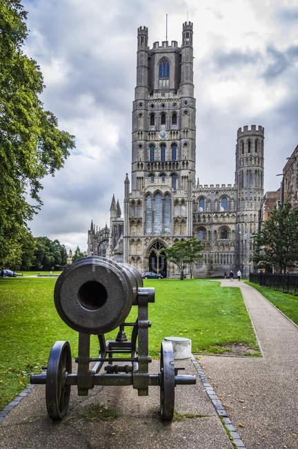 Canon russe capturé pendant la guerre de Crimée devant la cathédrale d'Ely ; Ely, Cambridgeshire, Angleterre — Photo de stock