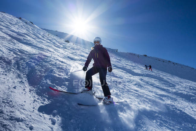Menina em Downhill Esqui em Aiguille Des Grands Montets; Chamonix, França — Fotografia de Stock
