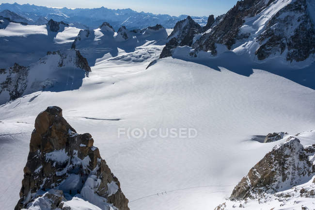 Vista de los picos rocosos de nieve, Vallee Blanche, Esquí fuera de pista; Chamonix, Francia - foto de stock