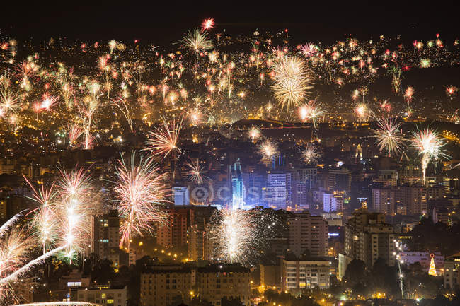 Fuegos artificiales sobre la ciudad de Cochabamba en Año Nuevo; Cochabamba, Bolivia - foto de stock