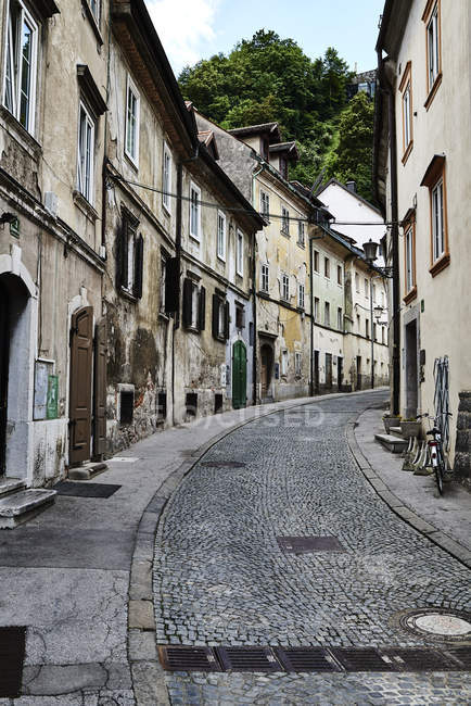 Кругляком алея проходить між житлові будинки; Словенія — стокове фото