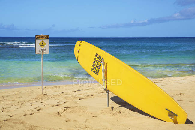 Une planche de surf jaune vif utilisée pour le sauvetage des sauveteurs sur Poipu Beach ; Poipu, Kauai, Hawaï, États-Unis d'Amérique — Photo de stock