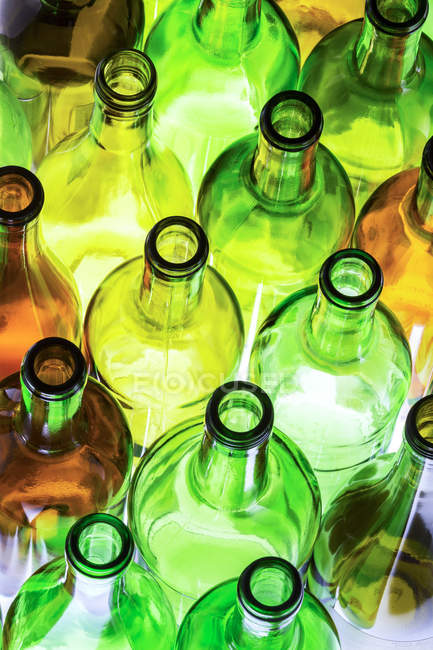 Gros plan de bouteilles en verre colorées rétroéclairées sur fond blanc ; Calgary, Alberta, Canada — Photo de stock