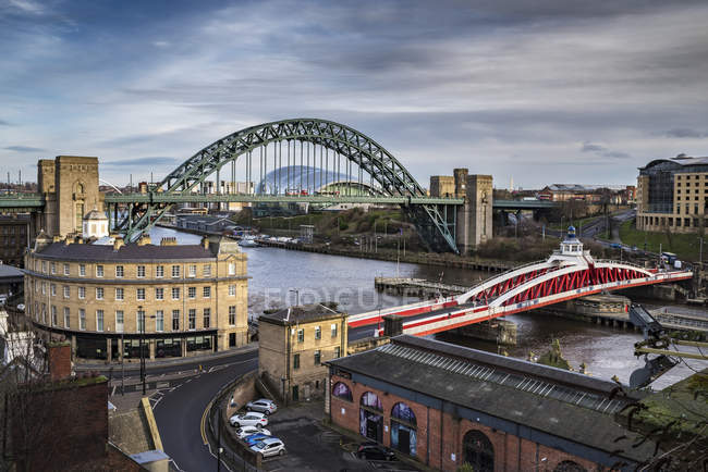 Vista a lo largo del río Tyne para ver los puentes y edificios; Newcastle Upon Tyne, Tyne and Wear, Inglaterra - foto de stock