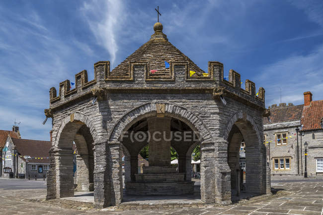Market crosses have stood in the main square in the market town of Somerton since before 1390; the present Butter Cross, was rebuilt in 1673; Somerton, Somerset, England — Stock Photo