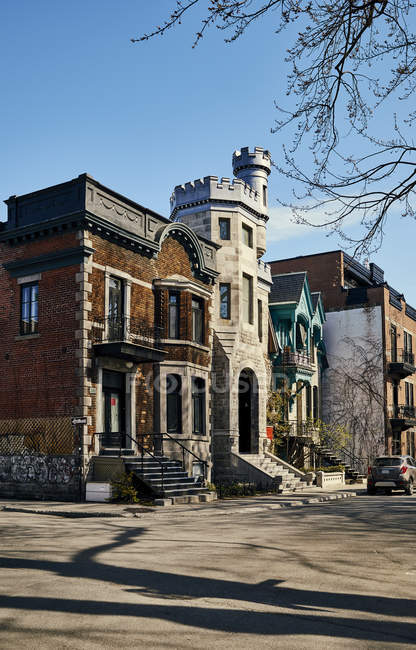 Área residencial com casas em variedade de arquitetura, Plateau Mont Royal; Montreal, Quebec, Canadá — Fotografia de Stock