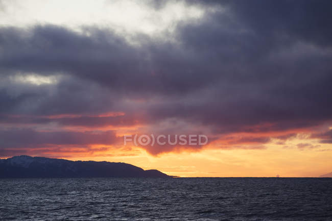 Puesta de sol invernal sobre la bahía de Kachemak; Alaska, Estados Unidos de América - foto de stock