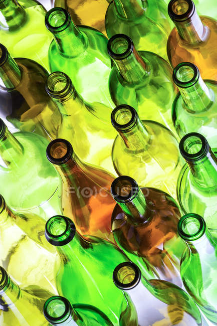 Primer plano de botellas de vidrio de colores retroiluminados sobre un fondo blanco; Calgary, Alberta, Canadá - foto de stock