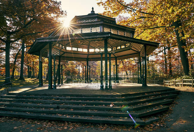 Gazebo And Band Stand In Autumn; Торонто, Онтарио, Канада — стоковое фото