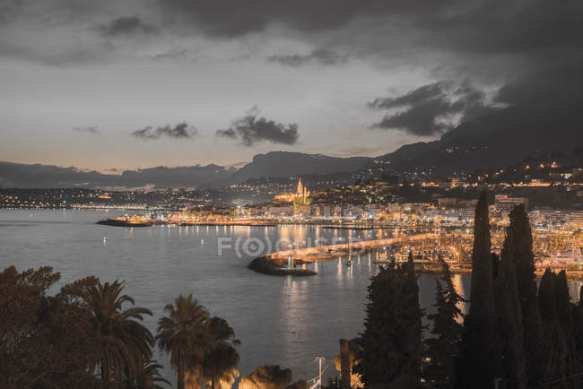 Фари світні міський пейзаж вздовж Середземного моря; Ментон Лазурного берега, Франція — стокове фото