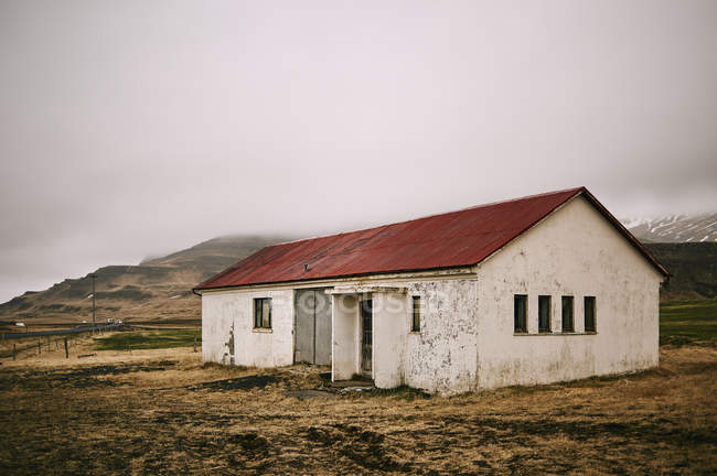 Bâtiment exposé aux intempéries sous les nuages sur la péninsule Snaefellsnes ; Islande — Photo de stock