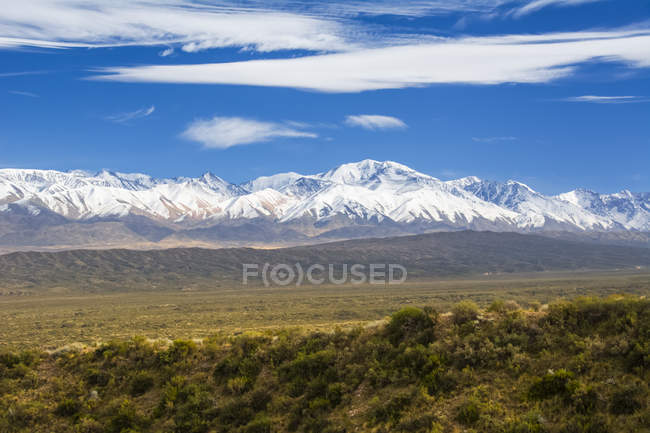 Los Andes cubiertos de nieve con el desierto en primer plano; Tunuyan, Mendoza, Argentina - foto de stock