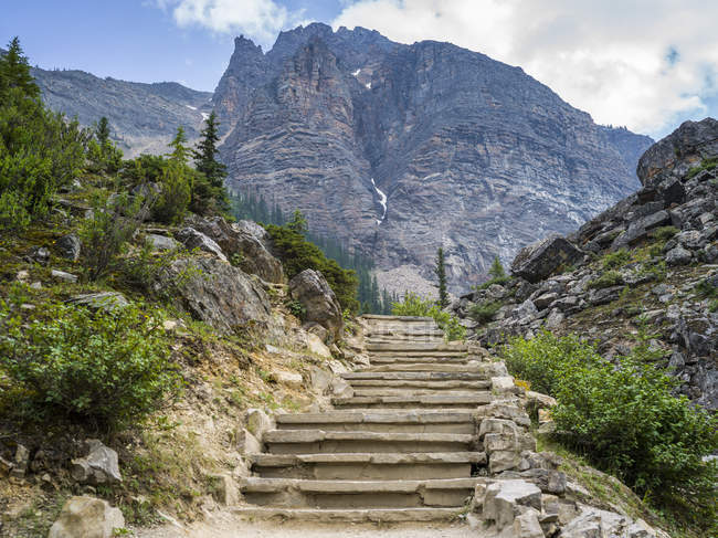 Alte Treppen in den Bergen mit Gipfeln im Hintergrund tagsüber — Stockfoto