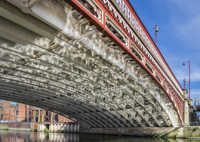 Маківки до точки моста через річку Aire з водою, що відображають на нижній поверхні міст; Лідс, Західний Йоркшир, Англія — стокове фото