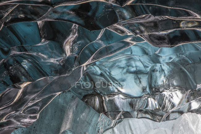 Primer plano de hielo en una cueva de hielo; Islandia - foto de stock