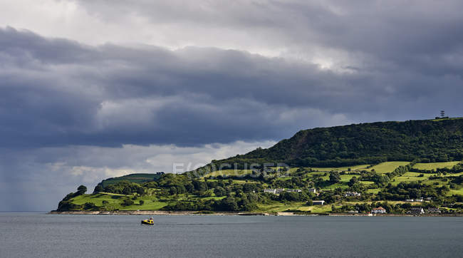 Paysage luxuriant et vert le long de la côte atlantique ; Carnlough, comté d'Antrim, Irlande — Photo de stock