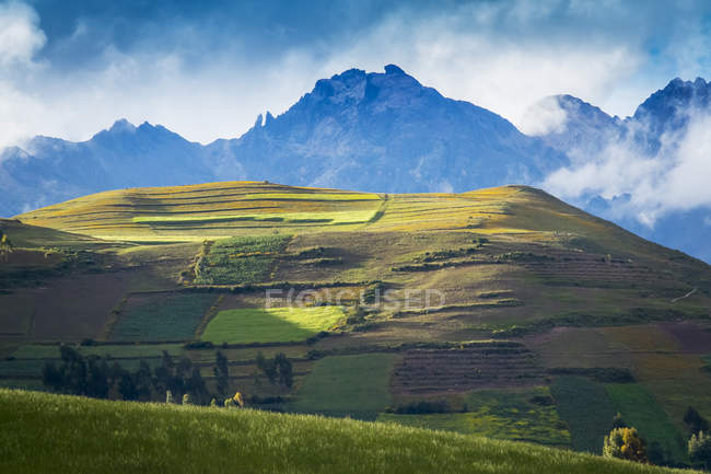 Montagnes entourant les ruines Moray dans la vallée sacrée près d'Ollantaytambo ; Urubamba Privince, région de Cuzco, Pérou — Photo de stock