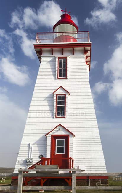 Низький кут зору маяк; Острів Принца Едуарда, Канада — стокове фото