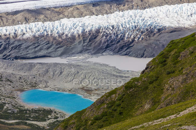 Vista da lagoa de água a pé da montanha e glasier no lado durante o dia — Fotografia de Stock