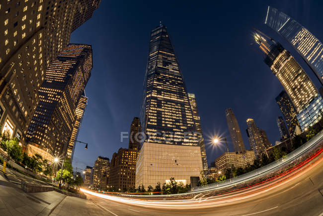 Welthandelszentrum in der Dämmerung; New York City, New York, Vereinigte Staaten von Amerika — Stockfoto