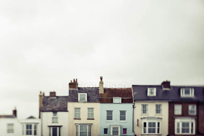 Рядок будинків в різних кольорів; Англія — стокове фото