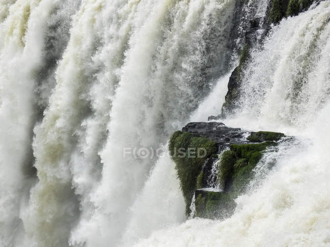 Fluxo de água forte de cachoeira e rochas no penhasco — Fotografia de Stock