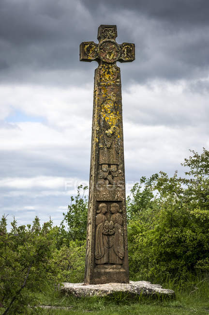 Northumberland cross at jarrow hall, entworfen und geschnitzt von keith ashford (1996-7), inspiriert von Steinkreuzen aus dem 8. Jahrhundert, die in northumberland gefunden wurden; jarrow, south tyneside, england — Stockfoto
