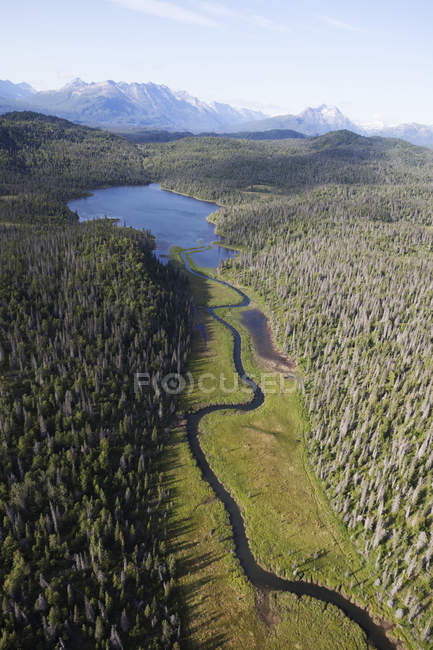 Lake And River In Lake And Peninsula Borough, Aleutian Range In The Distance; Alaska, Estados Unidos da América — Fotografia de Stock