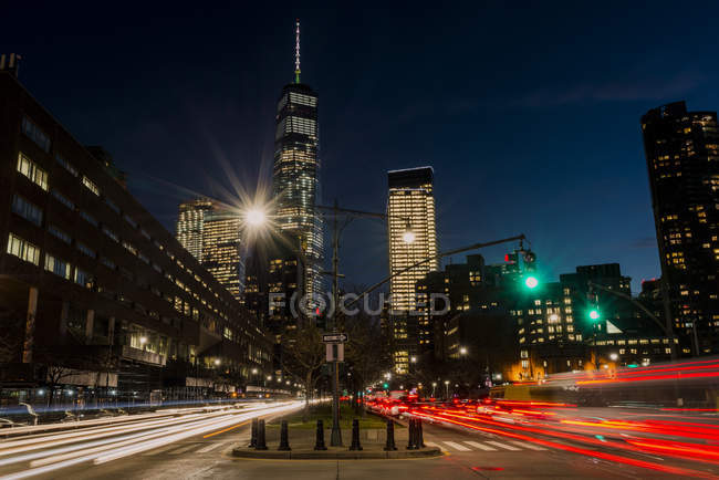 Всесвітній торговий центр в сутінки; Нью-Йорк, Нью-Йорк, Сполучені Штати Америки — стокове фото