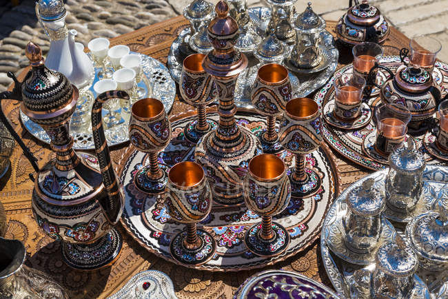 Set da tè, calici e vassoi in vendita al ponte di Mostar; Mostar, Bosnia-Erzegovina — Foto stock