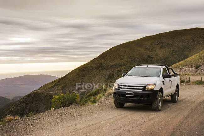 Pickup mit Allradantrieb auf einem Feldweg in den Anden; villavicencio, mendoza, argentina — Stockfoto