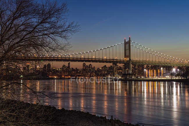 Rfk Triboro Bridge At Twilight; Nova Iorque, Nova Iorque, Estados Unidos da América — Fotografia de Stock
