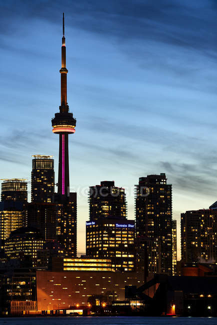 Skyline de Toronto e Cn Tower iluminado ao pôr do sol; Toronto, Ontário, Canadá — Fotografia de Stock
