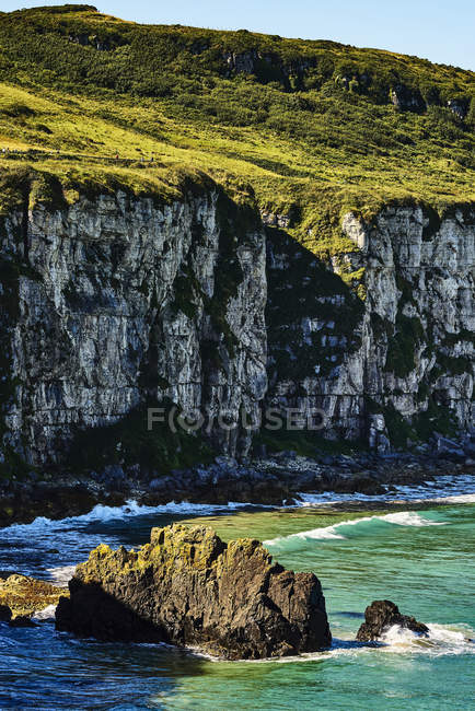 Міцний скелі вздовж узбережжя Північної Ірландії; Ballintoy, Сполучені Штати Америки — стокове фото