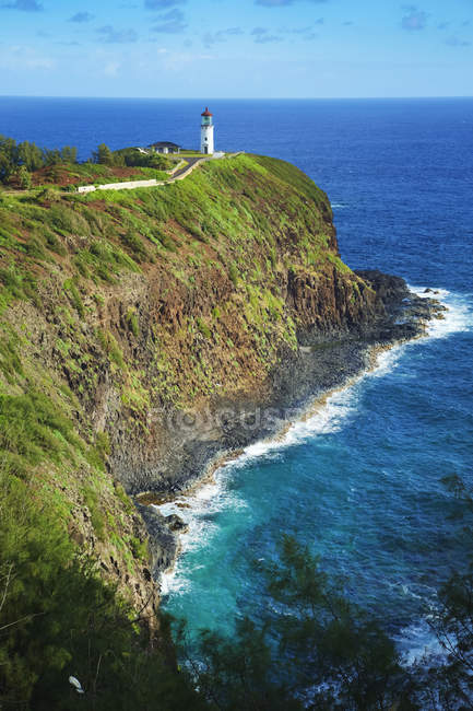 Leuchtturm auf Klippe über dem Meerwasser tagsüber — Stockfoto