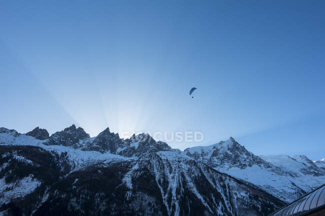 Parapente sobre uma cordilheira acidentada; Chamonix, França — Fotografia de Stock