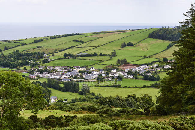 Eine kleine Küstenstadt im Norden Irlands; irland — Stockfoto