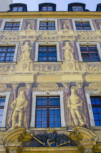Façade peinte de la maison des sept électeurs sur la place du marché principal ; Wroclaw, Basse-Silésie, Pologne — Photo de stock