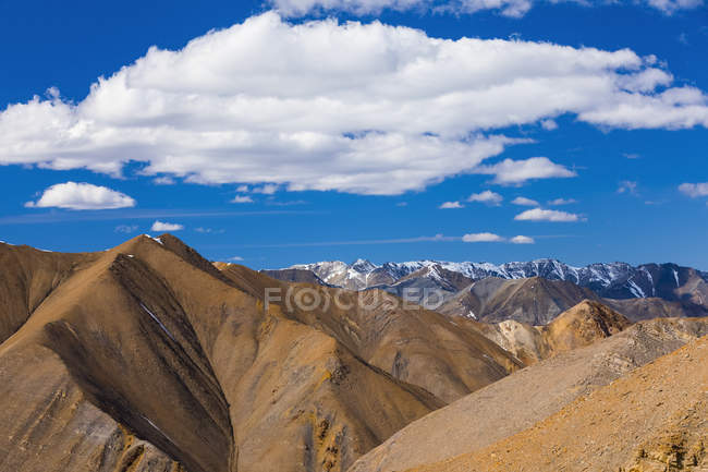 Vista de picos de montanha sob céu nublado durante o dia — Fotografia de Stock