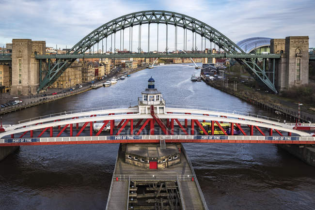 Trois des sept ponts traversant la rivière Tyne reliant Newcastle upon Tyne et Gateshead, Swing Bridge (1876), Tyne Bridge (1928) et Gateshead Millennium Tyne and Wear, Angleterre — Photo de stock
